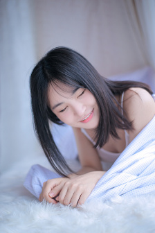 宝贝对着摄像头自己做